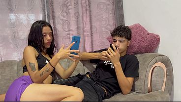 NO TE CORRAS ADENTRO!. Hermanastra ofrece su rico co&ntilde_o a cambio de nuevo telefono.