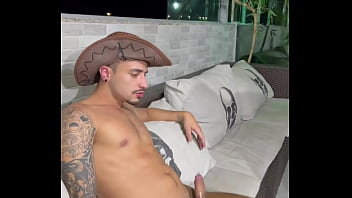 O cowboy tomou todas e ficou louco para meter no mlk do rabao rosinha!