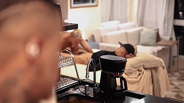 Namorado flagra marido e amante fudendo na cama