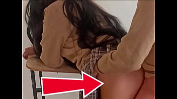 CASERO de COLEGIALA!! SALIENDO DEL SALON DE CLASE para DETONAR esas NALGUITAS de COLEGIO en Varias Posiciones! Y SU AMIGA LES GRABA FOLLANDO!