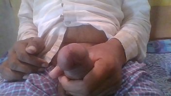 मेरी सेक्सी हॉट आंटी सुनीता को देख मेरे लण्ड को टच कर मह्सूस किया ||