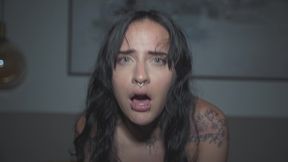 pelinegra de ojos azules es follada sin parar en el hotel