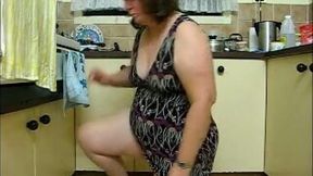 Chubby brunette whore cleans the kitchen on webcam