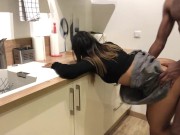 Elle cuisine avec une jupe qui moule son gros cul