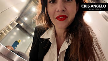 APAGON Espa&ntilde_a - Blackout SPAIN - Bloqu&eacute_e dans l&#039_ascenseur, elle finit par baiser son voisin mari&eacute_ - part 02