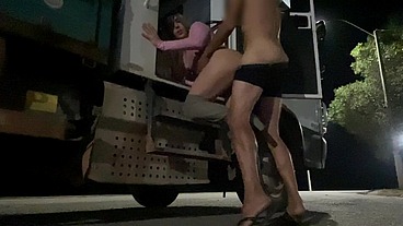 FUDENDO COM CAMINHONEIRO SAFADO NA BEIRA DA ESTRADA