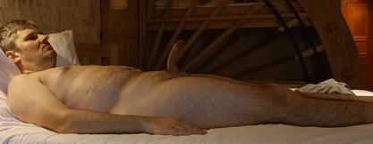 Mastrubation in a big hotel room till cum.