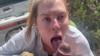 Public d'une rousse amateur PAWG suçant une bite