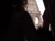 Bellissima italiana si affaccia dal balcone con le tette enormi