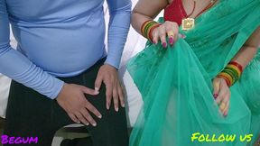 electrician ko bhabhi ne pakda masterbate karte hue...