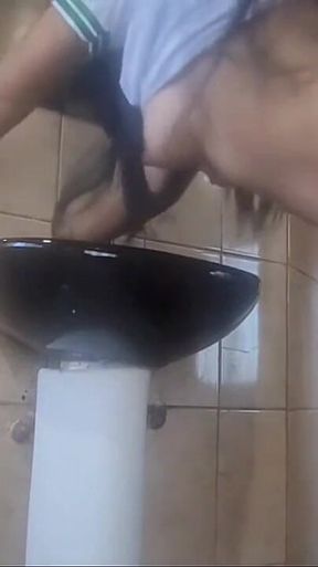 Student Having Sex in the Bathroom of the Institute and Doing Amateur Porn with a Culote