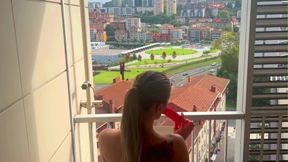 A Show for My Neighbors!!! I Masturbate and Squirt on the Balcony in Broad Daylight!