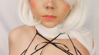 《尼尔：机械纪元》的 2B Cosplayer 进行亲密场景