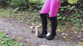 Crushing on the forest path - Crushing auf dem Waldweg