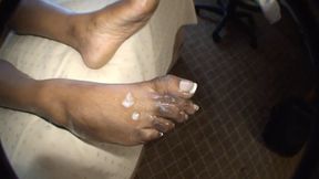 Don Whoe cums all over Lisa Rivera &#039;s ebony feet