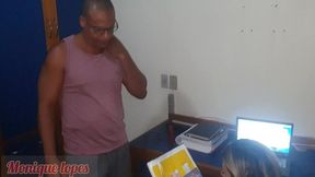 alex lima entrega a correspondencia e come a gostosa empresaria - monique lopes -