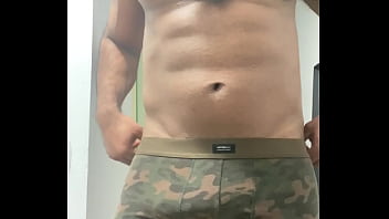 Wesley Ventura brincando com seu pau antes do banho