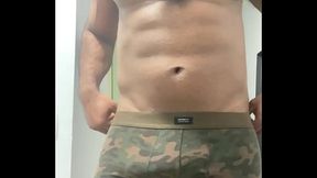 Wesley Ventura brincando com seu pau antes do banho