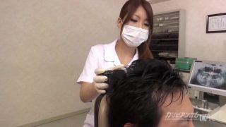 巨乳のアジア人看護師コスプレイヤーが患者に興奮して乳首を口に押し込む