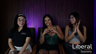 DOS ESPOSAS PUTAS FOLLAN CON 4 SOLTEROS CON PENES GRANDES DELANTE DE SUS MARIDOS