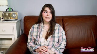 Una zorra amateur hace una mamada desordenada después de una intensa penetración anal