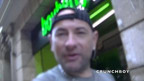 il aimre se faire baiser dasn les backrooms des clubs