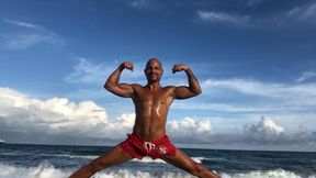 THE BEACHBODY PORNSTAR DOING A SPLIT AT THE BEACH