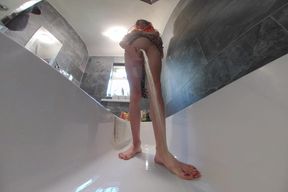 Jasmine_dlight - POV Low Angle Futa Giantess Pissing on You in the Bath Vr180