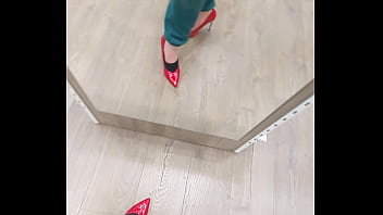 Essayage de petit talon sexy rouge