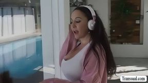 Trans latina Eva Maxim lets carpenter bang her ass