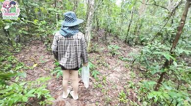 A Thai woman went looking for mushrooms in the deep forest until she had to pee.สาวไทยฉี่แตกในป่า