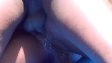 Viu o amigo lavando carro e chegou falando putaria, rolou uma foda gostosa entre esses gostosos dotados.