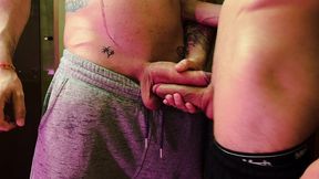 homem casado ficou sozinho em casa e levou o amigo pra mamar no banheiro