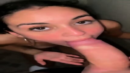 Novinha levando gozada na cara e na boca