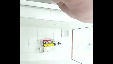 Deusa do sexo fazendo chamada de v&iacute_deo , farting, tomando banho e acendendo velas
