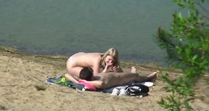 Amateur couple did not give a fuck and enjoyed outdoor sex on the beach