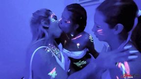 THREESOME KISS IN NEON LIGHT - VICTORIA DIAS - CLIP 3 - NEW SEPTEMBER 2025