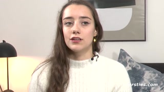 Bezaubernde Medea masturbiert mit einem Riesendildo