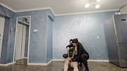 Lesbiene Dominante Lovesc in Coaie un Fraier Beta, Ballbusting, Humiliation