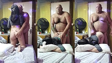 NOVINHA SENDO PENETRADA DE QUATRO BEM GOSTOSINHO ESSA E A POSIÇÃO QUE ELA MAIS GOSTA