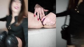 jouissance-squirt dans mes escaliers d immeuble en petite robe noire bas et ...