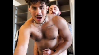 Stud incalliti si scambiano pompini poi si inculano a vicenda con forza