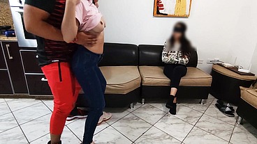 Le Tapo los Ojos a mi Novia Mientras me Follo a mi Cuñada