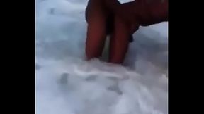 Transando no praia dentro do mar