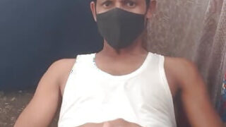 Desi svart man onanerar sin massiva kuk innan solo röv bultande