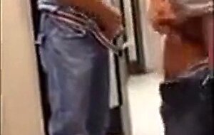 Amateur-Orgie in der Toilette