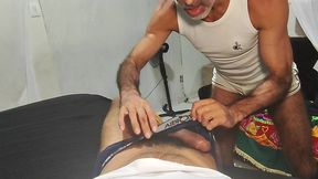 peguei meu tio deitado na cama e nao aguentei dei gostos para ele