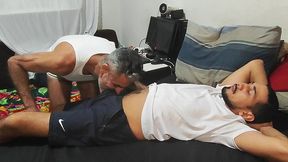 peguei meu tio deitado na cama e nao aguentei dei gostos para ele