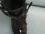 Je me branle et crache sur ma rangers