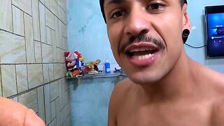 Youtuber ensinando como chupar um pau